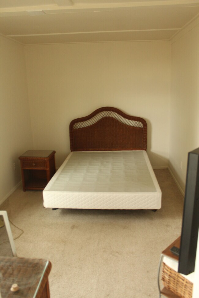 Building Photo - 58 Valley Ave