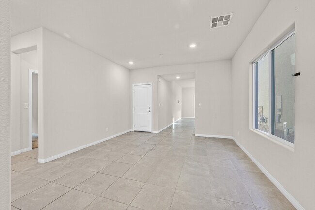 Building Photo - 468 Silverweed Ave