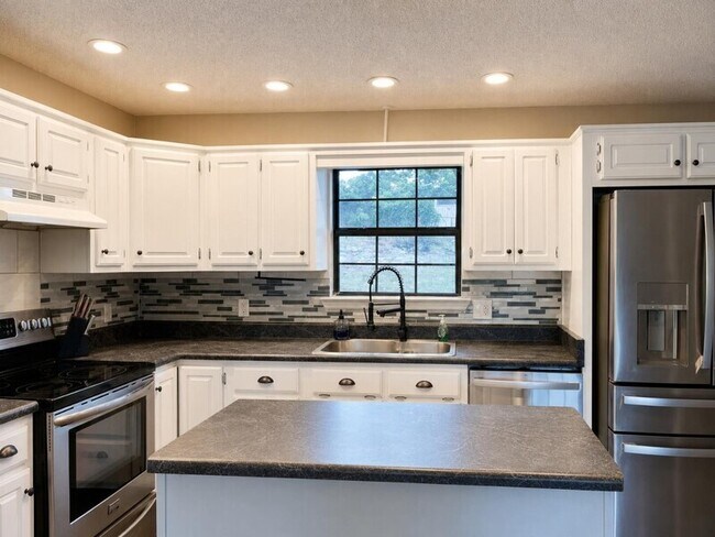 Building Photo - 1606 Lisa Lynn Dr