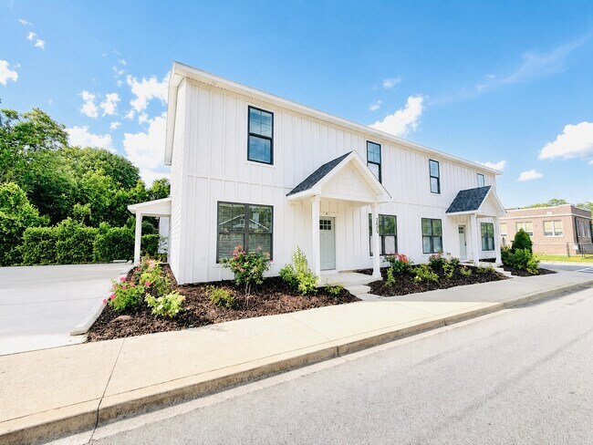 Building Photo - 2035 Rosewood Dr