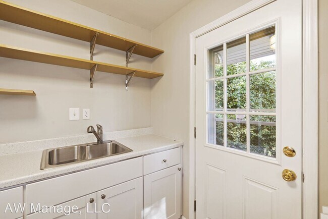 Building Photo - 3 br, 1 bath House - 9714 Montauk Ave