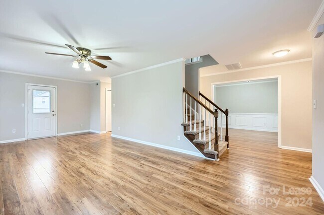 Building Photo - 10524 N Canyon Rd