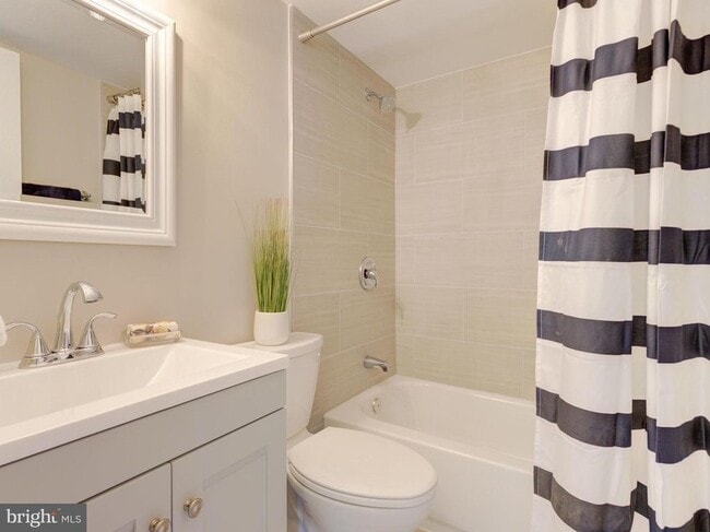 Bathroom - 125 Clubhouse Dr SW