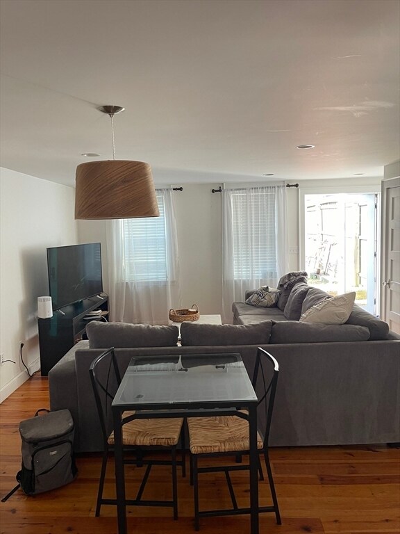 Foto del edificio - 593 E 2nd St