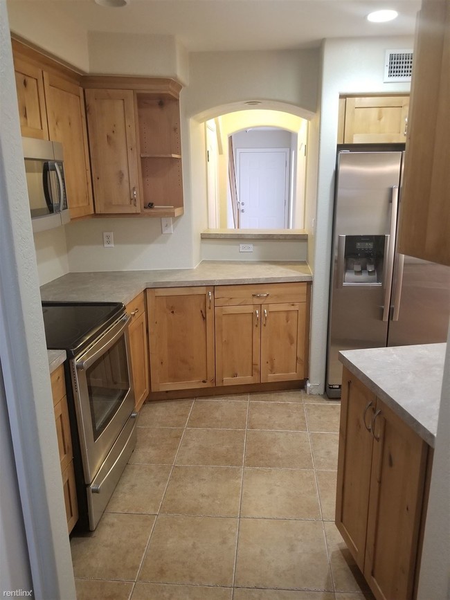 Building Photo - 3 br, 1.5 bath Townhome - 1610 W Village Way