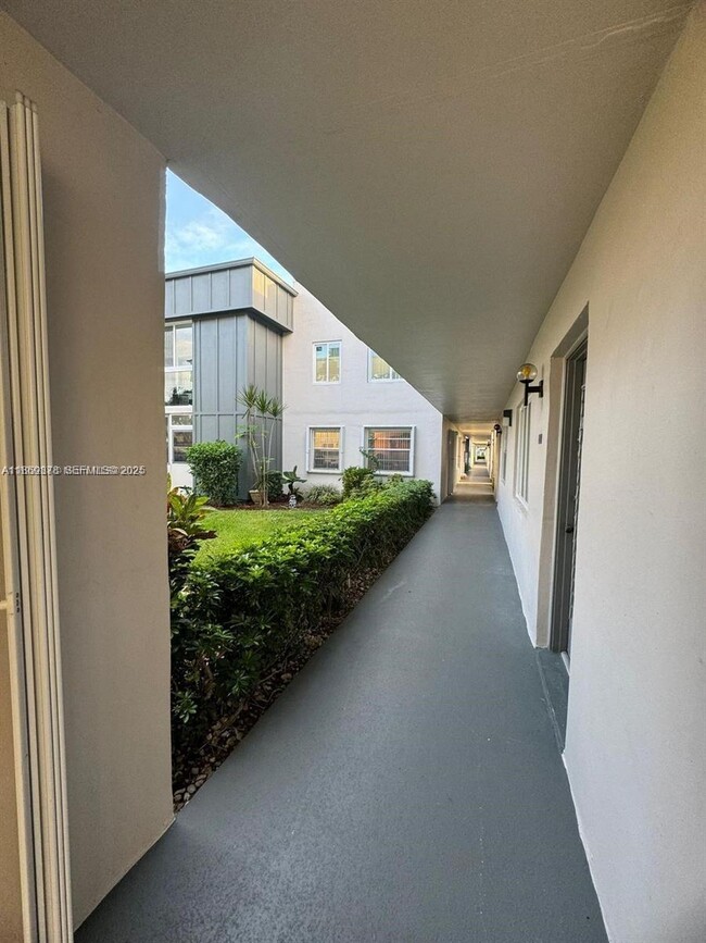 Building Photo - 303 Burgundy G