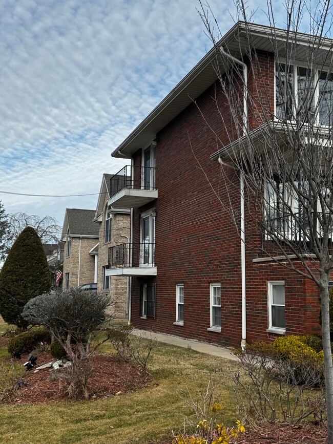 Building Photo - 2357 Linwood Ave