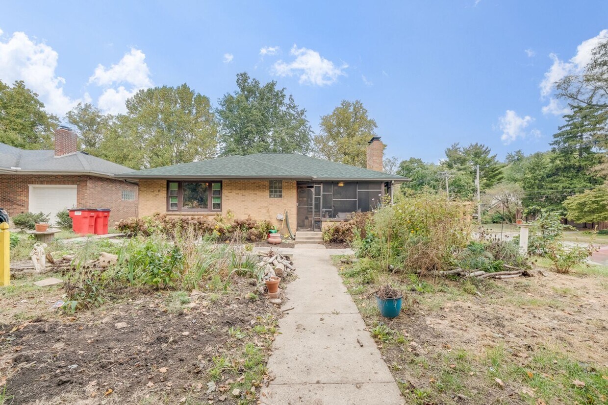 Foto principal - Charming 2-Bedroom Home with Bonus Space &...