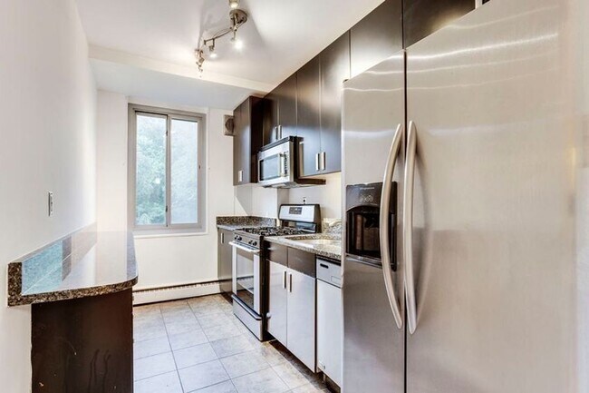 Foto del edificio - 4200 Cathedral Ave NW