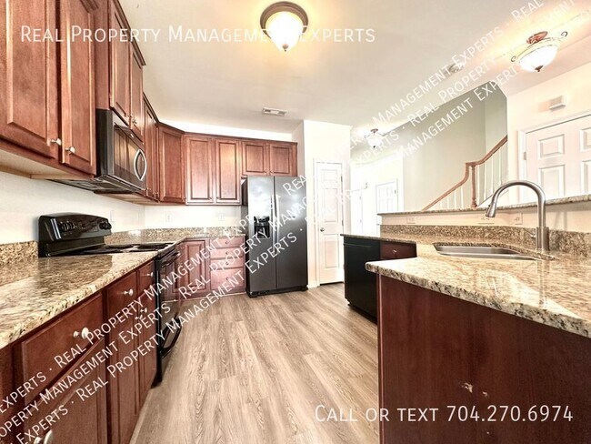 Building Photo - Charming 3BR/2.5BR Townhouse in Huntersville!