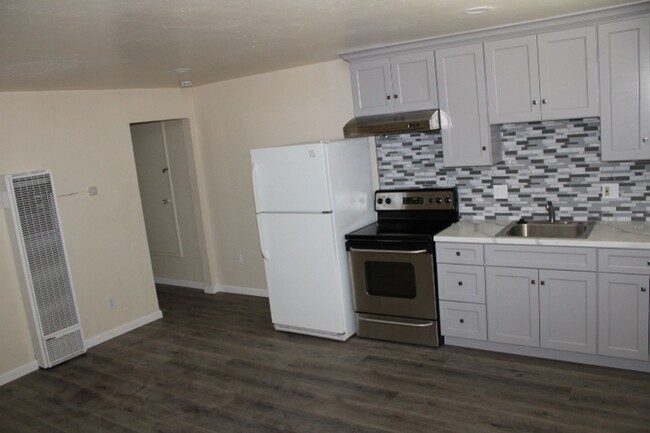 Building Photo - 527 Vaqueros Ave