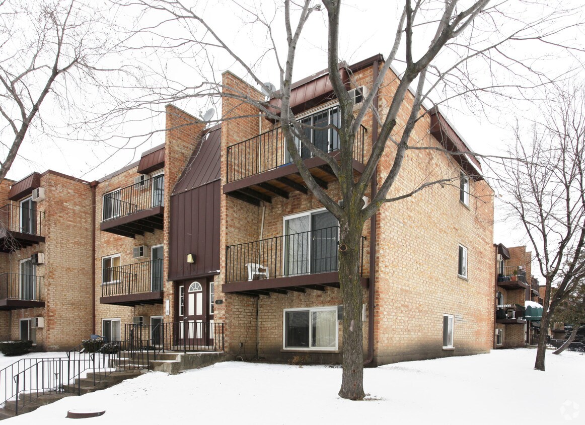 Primary Photo - 319 W Hawthorne Cir
