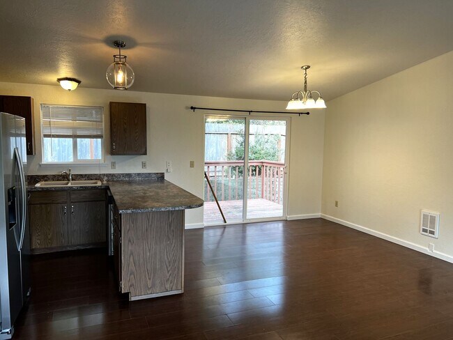 Foto del edificio - 8989/8987 Hoot Ridge Lane NW
