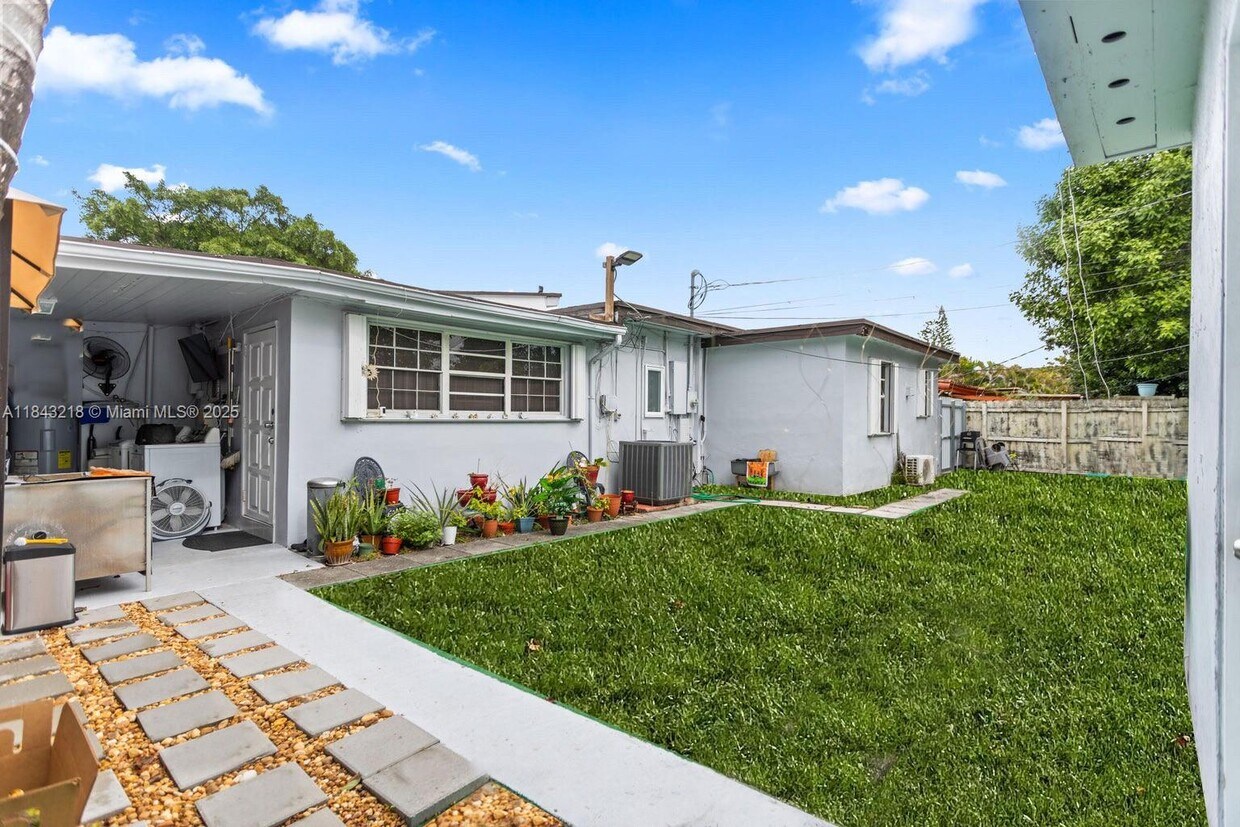 Foto del edificio - 6840 SW 3rd St
