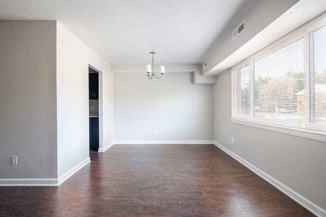 Stucco Dining Area - Villages at Franklin Crossing