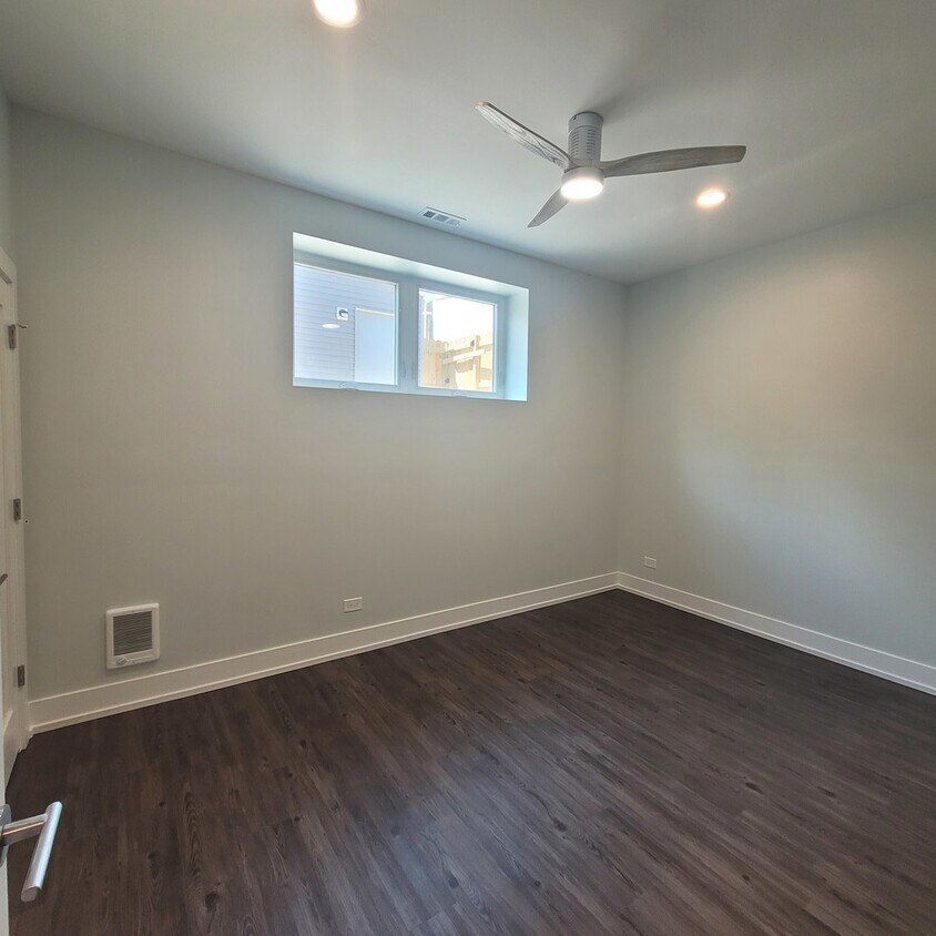Building Photo - 6326 S Rhodes Ave