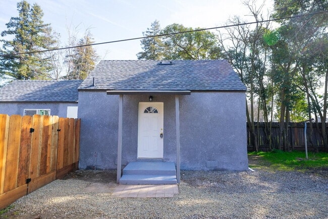 Building Photo - Newly renovated Studio
