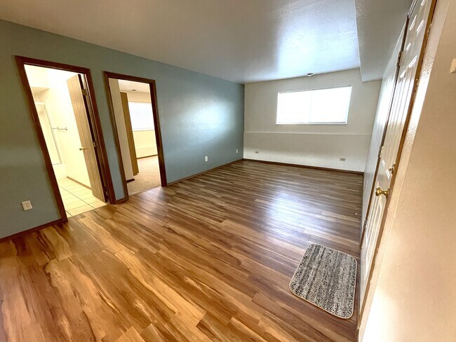 Accent Wall/Beautiful Floor - 3008 Illinois Ave