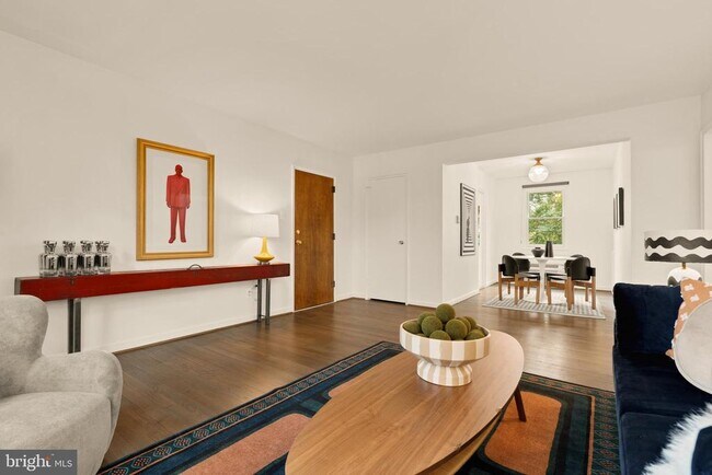 Foto del edificio - 4818 Chevy Chase Dr