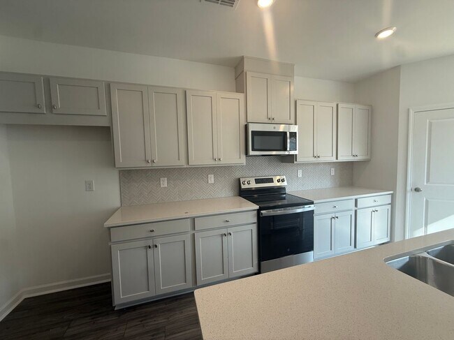 Building Photo - 6204 Kenbrook Dr