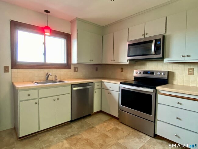 Building Photo - 1104 Summer Hill Dr