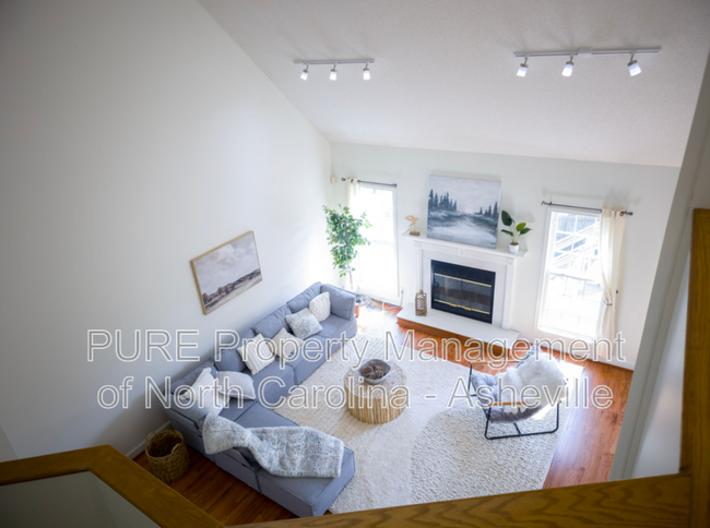 Foto del edificio - 6 Strawberry Ln