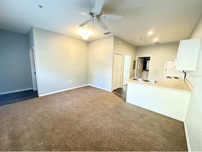 Foto del edificio - 3601 Cypress Gardens Rd