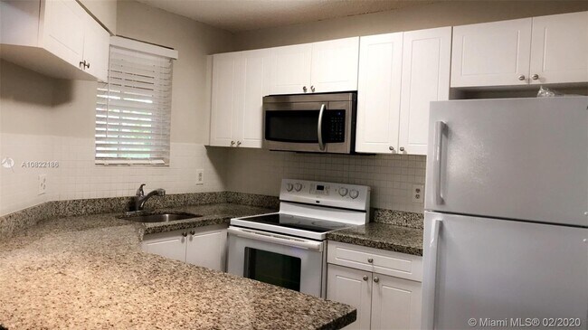 Foto del edificio - 18326 NW 68th Ave  D Hialeah Fl 33015