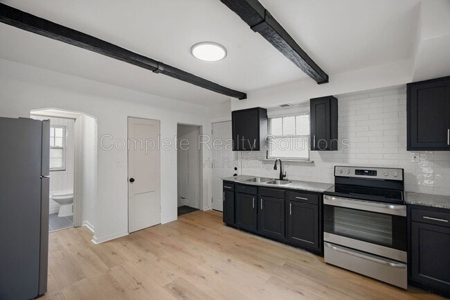 Building Photo - 10030 Bon Oak Dr
