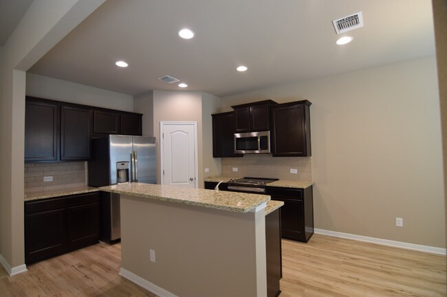 Foto del edificio - 1040 Lakeway Crossing Dr