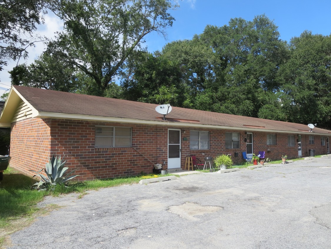 Primary Photo - 400 E Magnolia St