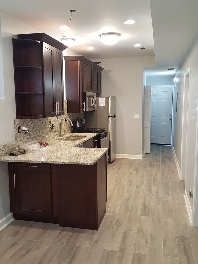 Foto del edificio - 3751 W Diversey Ave