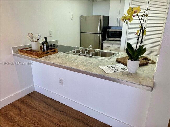 Building Photo - 540 Brickell Key Dr