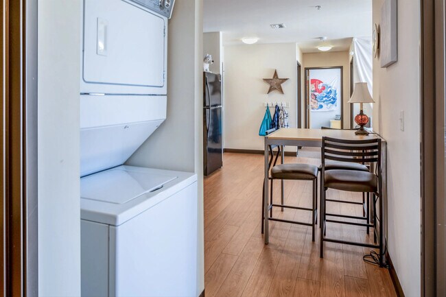 Lavadora y secadora en la unidad - Vue Campus Apartments