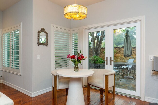 Foto del edificio - 5 Bedroom Home with Solar, EV Charger & Home Gym