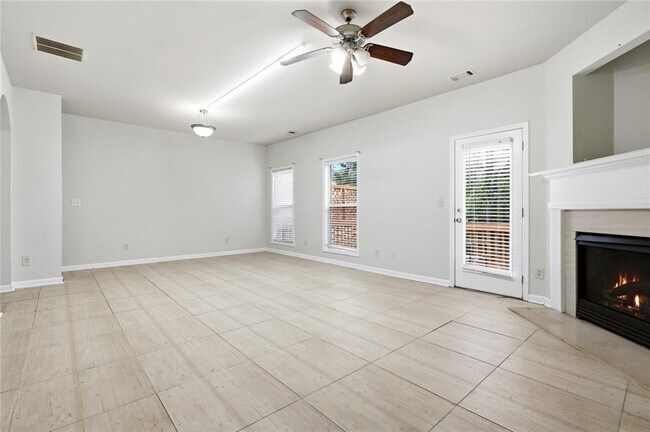 Building Photo - 6199 Thorncrest Dr
