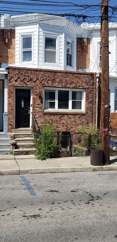 Foto principal - Charming row home in the heart of Darby, v...