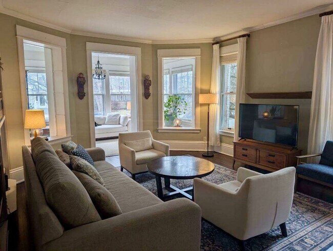 Foto del edificio - Stunning 3 bedroom main floor unit in prime Saint Paul location.