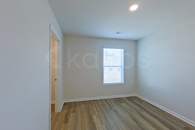 Building Photo - 127 Overstreet Way