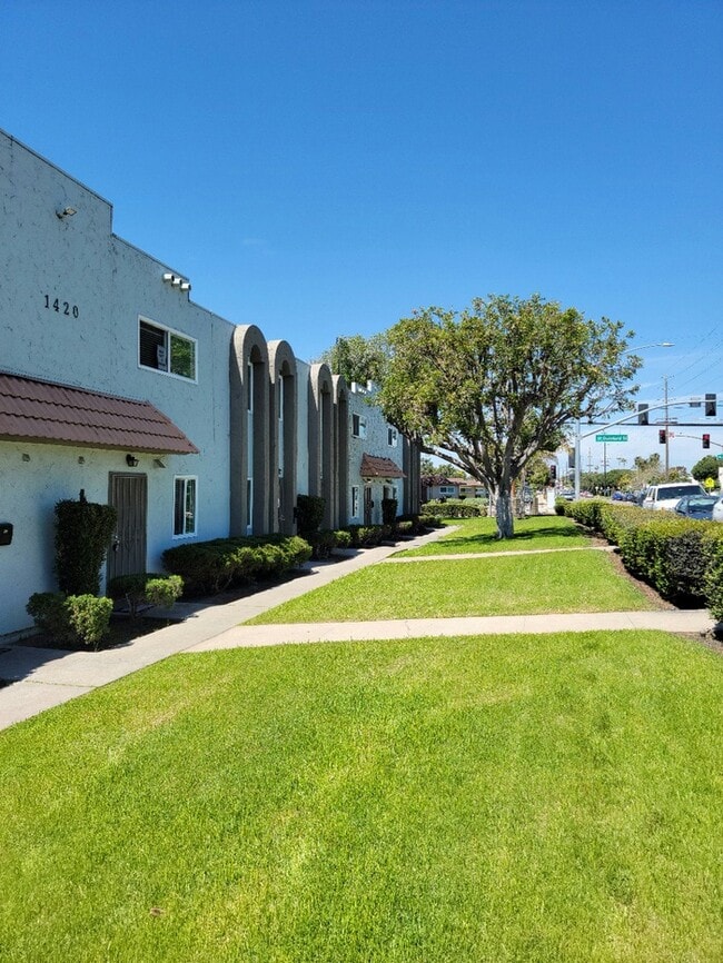 Building Photo - Chula Vista 2bd/1bth Townhouse Available N...