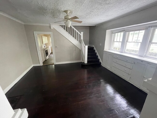 Foto del edificio - Charming 3BR/1BA Two-story Half Double