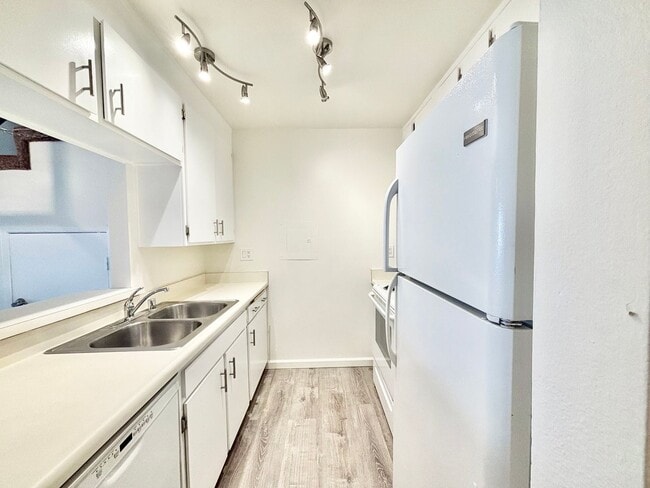 Foto del edificio - Surfside I | 2 Bedroom + 1.5 Bathroom with...