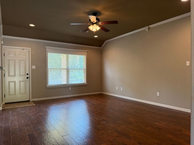 Building Photo - 15229 Skyline Dr