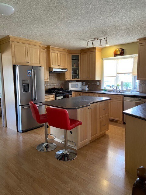 Photo du bâtiment - 3 Bed 2 Bath Unit in Didsbury, AB