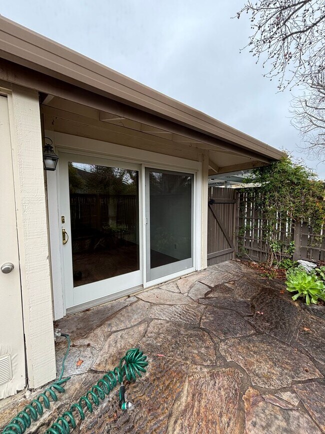 Building Photo - Westside Townhome