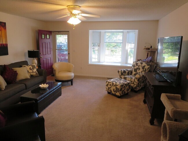 Foto del edificio - Spacious 2-Level Townhouse