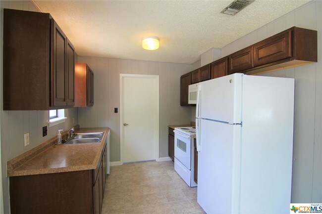 Building Photo - 206 Redbud Ln