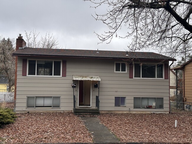 Building Photo - 209 W 5th St