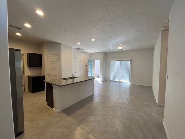 Building Photo - Modern 3 Bedroom 2 Bathroom Home In Los Lu...
