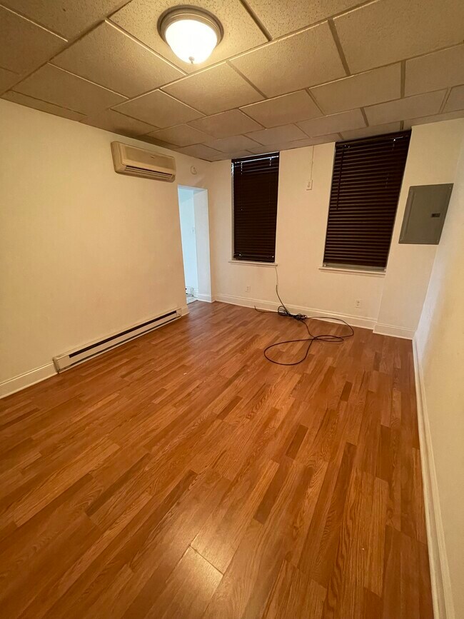 Building Photo - 4670 James St